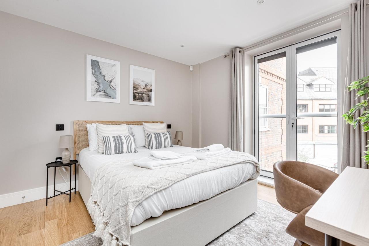 Charming 1 Bedroom Apt , Town Centre, Wifi, Free Parking By Tent Serviced Apartments Staines-upon-Thames ภายนอก รูปภาพ