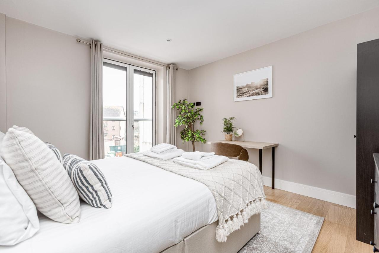 Charming 1 Bedroom Apt , Town Centre, Wifi, Free Parking By Tent Serviced Apartments Staines-upon-Thames ภายนอก รูปภาพ